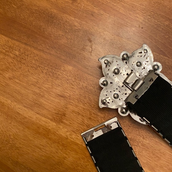 Silver metal flower crystal snap belt large - Picture 3 of 3